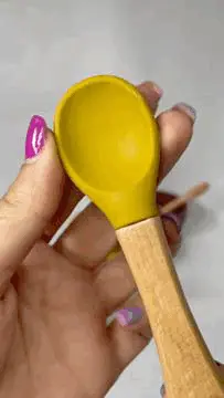 Silikbaby - Cuenco con Cuchara de Silicona con Ventosa color amarillo gif