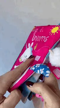 Kids Books- Libro de tela multicolor para bebés con texturas. Magical Unicorns gif 2